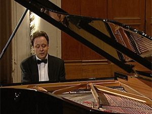 Известный пианист Александр Гиндин